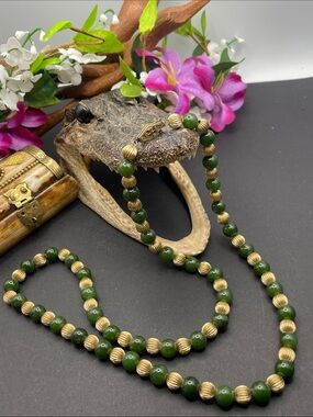Aventurine bead and Sterling clasp necklace vintage D3